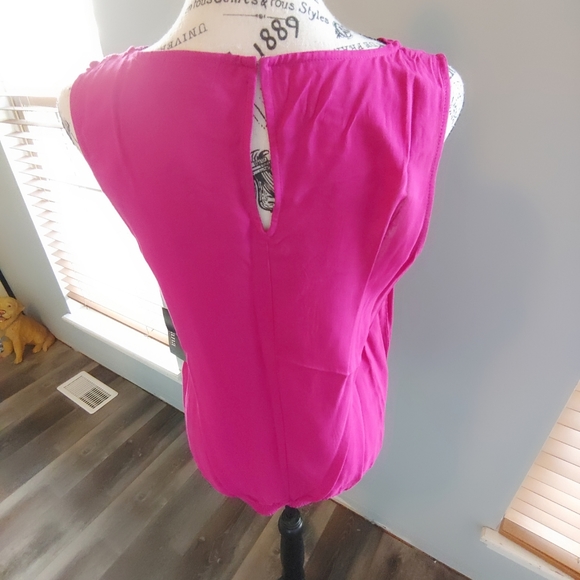 NWT a.n.a Adventure Pink V-Neck Tank Top. - Picture 3 of 7